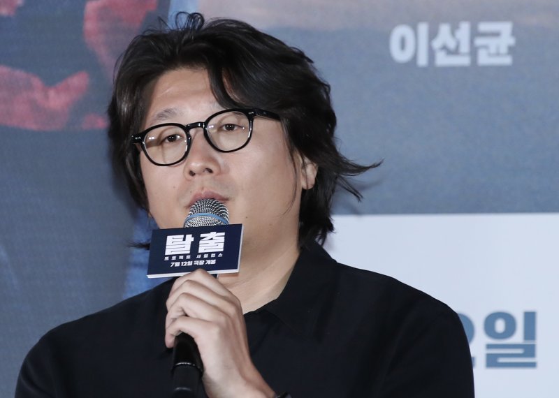 이태곤 감독이 8일 서울 용산 아이파크몰CGV에서 진행된 영화 '탈출: 프로젝트 사일런스' 언론 시사회에서 고 이선균 질문에 답하고 있다. 故 이선균의 유작 '탈출'은 짙은 안개 속 연쇄 추돌 사고가 일어나고, 붕괴 위기의 공항대교에 풀려난 통제 불능의 군사용 실험견들로부터 살아남기 위해 극한의 사투를 벌이는 사람들의 이야기를 그렸다. 2024.7.8/뉴스1 ⓒ News1 권현진 기자 /사진=뉴스1