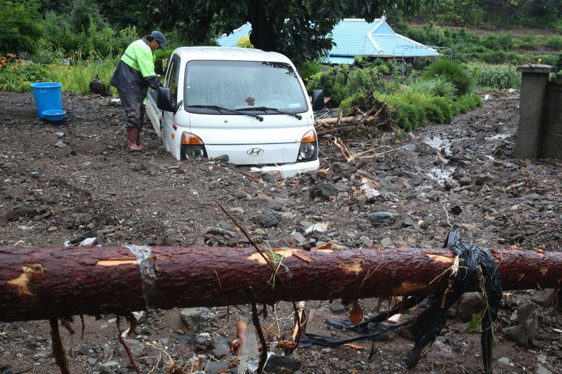8일 오후 경북 영양군 입암면 금학리 한 주택에서 주민 이명섭씨(73)가 집중호우로 뒷산에서 쏟아진 토사에 갇힌 트럭을 살펴보고 있다. 2024.7.8/뉴스1 ⓒ News1 공정식 기자