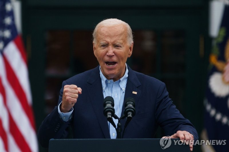 주먹 불끈 쥐고 연설하는 바이든 주먹 불끈 쥐고 연설하는 바이든 (워싱턴 EPA=연합뉴스) 사퇴 압박을 받는 조 바이든 미국 대통령이 미국 독립기념일인 4일(현지시간) 백악관 마당인 사우스론에서 연설하고 있다. 바이든 대통령은 이날 군 가족들을 백악관으로 초청해 연례행사인 바비큐 파티를 개최했다. 2024.07.05 khmoon@yna.co.kr (끝)