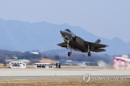 지난해 3월 공군 FS 자유의 방패 연습의 일환으로 열린 훈련에서 공군 제17전투비행단 F-35A 전투기가 이륙하고 있는 모습. 연합뉴스