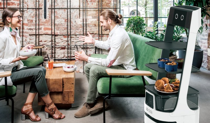 LG전자는 이달부터 공감지능 서빙 로봇 '클로이 서브봇'과 튀김요리용 로봇 '튀봇' 구독 서비스를 시작한다고 1일 밝혔다. LG전자는 구독 서비스 이용 고객에게 6개월마다 자동 감지시스템 등 제품 상태 점검, 외관 파손 점검, 외관 클리닝 등 관리 서비스를 제공할 예정이다. 클로이 서브봇과 튀봇의 구독 계약 기간은 3년으로 월 구독료는 각각 66만 원, 140만 원으로 책정됐다. (LG전자 제공) 2024.7.1/뉴스1