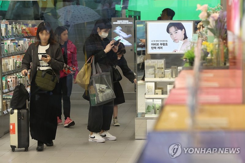 서울의 한 화장품 매장을 찾은 여행객들. 연합뉴스