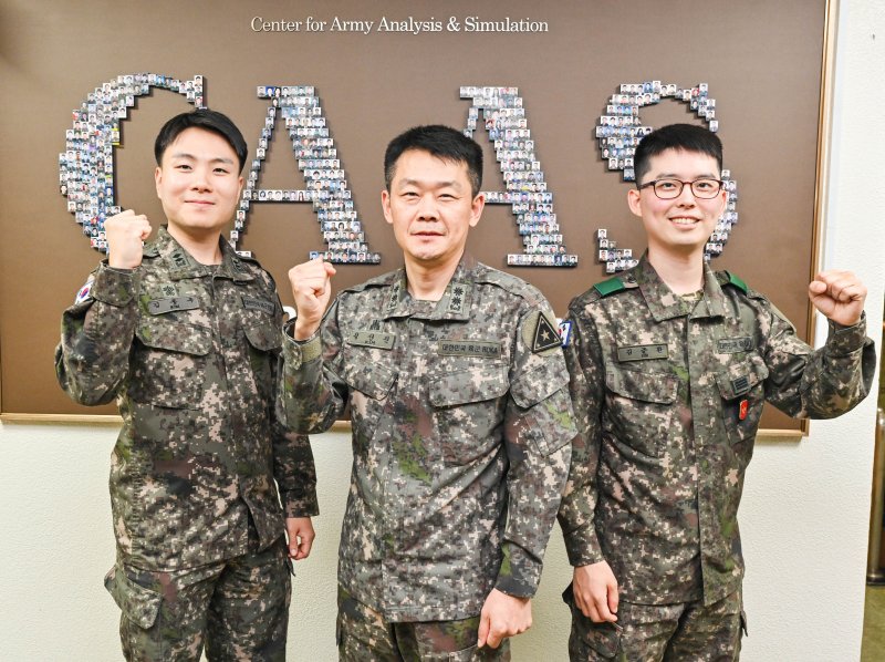 육군이 오는 10일 충남 계룡대에서 전남주 육군 분석평가단장과 장영진 LIG넥스원 사업부장 등 주요 관계자들이 참석한 가운데, 'AI 기반 대포병 탐지레이더 표적 분류 시스템' 기술이전 계약을 체결한다고 9일 밝혔다.<div id='ad_body3' class='mbad_bottom' ></div> 사진은 포즈 취하는 육군 분석평가단 'AI 대포병탐지레이더 표적 분류 시스템 개발 TF' 팀원들. 사진=육군 제공