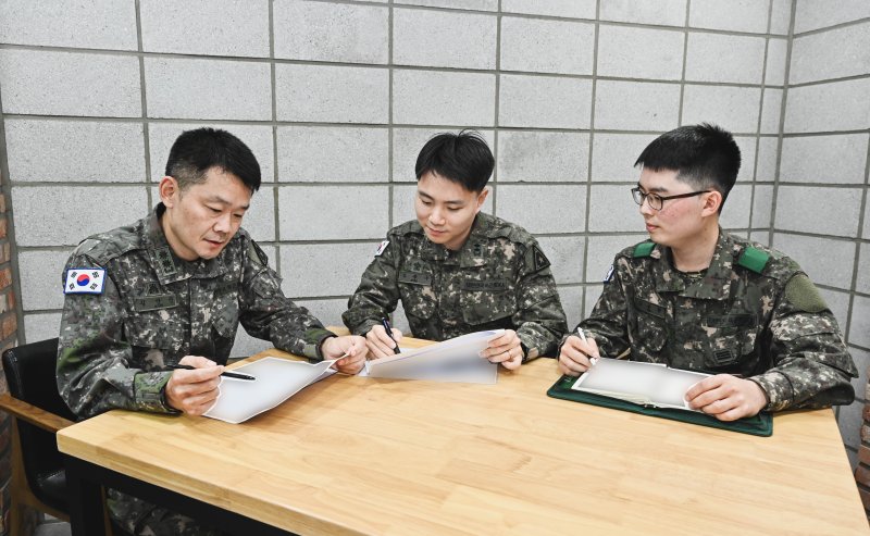 육군은 오는 10일 충남 계룡대에서 'AI 기반 대포병 탐지레이더 표적 분류 시스템‘ 기술이전 계약을 체결한다고 9일 밝혔다. 이번 표적 분류 시스템 기술이전은 육군이 개발한 기술을 민간기업에 이전하는 최초의 사례이다. 김선진 중령을 비롯한 육군 분석평가단 'AI 대포병탐지레이더 표적 분류 시스템 개발 TF' 인원들이 기술 개발을 위해 토론하고 있다. 사진=육군 제공