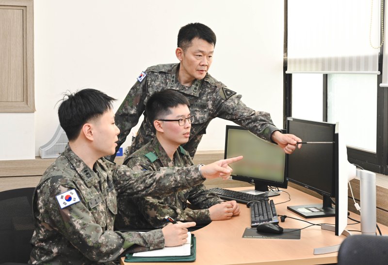 육군은 오는 10일 충남 계룡대에서 'AI 기반 대포병 탐지레이더 표적 분류 시스템‘ 기술이전 계약을 체결한다고 9일 밝혔다. 이번 표적 분류 시스템 기술이전은 육군이 개발한 기술을 민간기업에 이전하는 최초의 사례이다. 김선진 중령을 비롯한 육군 분석평가단 'AI 대포병탐지레이더 표적 분류 시스템 개발 TF' 인원들이 기술 개발을 위해 토론하고 있다. 사진=육군 제공