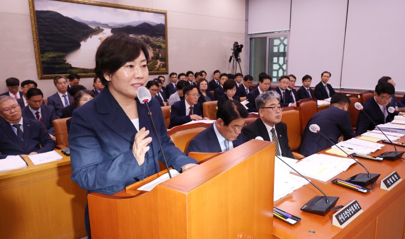 9일 오전 국회에서 열린 농림축산식품해양수산위원회 전체회의에서 송미령 농림축산식품부 장관이 업무보고를 하고 있다. 연합뉴스 사진