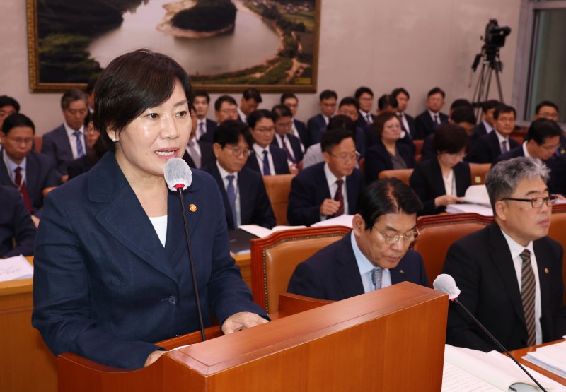 [서울=뉴시스] 고승민 기자 = 송미령 농림축산식품부 장관이 9일 서울 여의도 국회에서 열린 제1차 농림축산식품해양수산위원회 전체회의에서 업무보고를 하고 있다. 2024.07.09. kkssmm99@newsis.com /사진=뉴시스