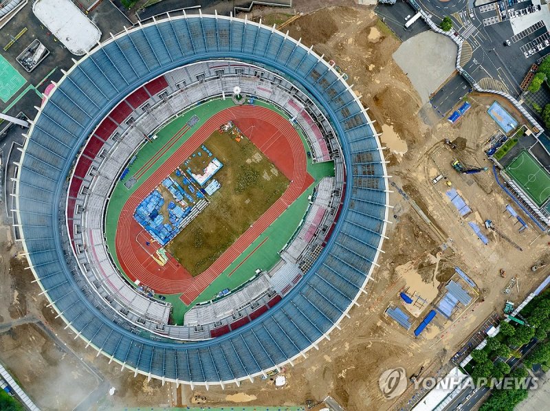 새로운 야구의 성지가 될 잠실주경기장 새로운 야구의 성지가 될 잠실주경기장 (서울=연합뉴스) 김성민 기자 = 서울시는 잠실돔구장 건립공사가 진행되는 약 5년 동안 잠실 주 경기장을 대체 야구장으로 활용하기로 최종적으로 확정했다고 9일 밝혔다. 이에 따라 LG트윈스와 두산 베어스는 2026년 시즌까지 잠실야구장을 사용하고 2027년부터 31년까지 5시즌 동안 잠실 주 경기장을 대체 야구장으로 사용한다. 사진은 지난 6월 8일 촬영한 서울 잠실 주경기장 모습. 2024.7.9 ksm7976@yna.co.kr (끝)