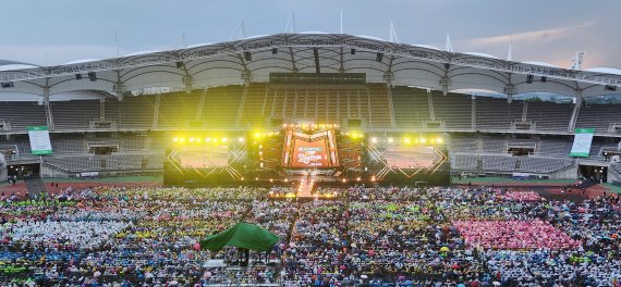 고양종합운동장 주경기장에서 열린 ‘쓰리에이치와 함께하는 대한민국 힐링콘서트’ 현장. 사진=쓰리에이치