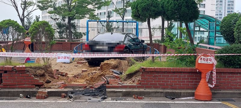 부산에서 70대 남성이 운전하던 차량이 놀이터로 돌진해 운전자와 동승자가 부상을 입었다. 운전자는 차량 급발진을 주장한 것으로 알려졌다. 부산경찰청 제공