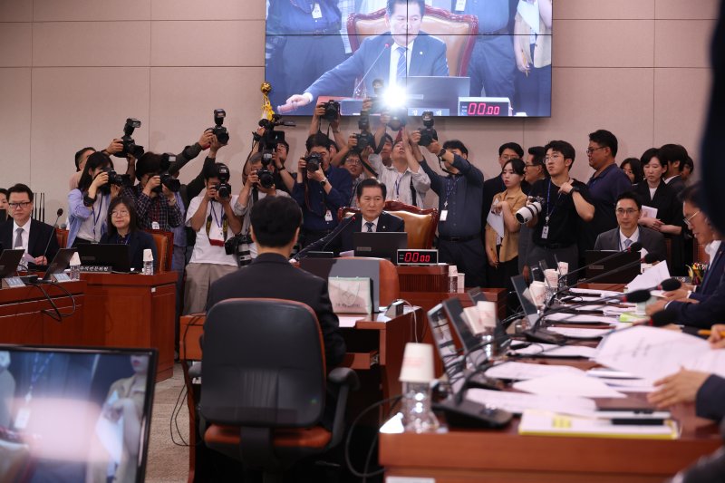 정청래 국회 법제사법위원장이 9일 열린 법사위 전체회의를 주재하고 있다. 뉴시스