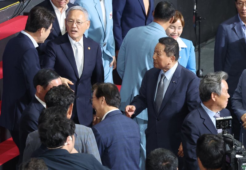 유인촌 문화체육관광부 장관이 지난 9일 서울 송파구 올림픽공원 올림픽홀에서 열린 파리올림픽 선수단 결단식을 마치고 참석자들과 인사하는 가운데 이기흥 대한체육회 회장(오른쪽 아래)이 인사 없이 지나치고 있다. 뉴스1