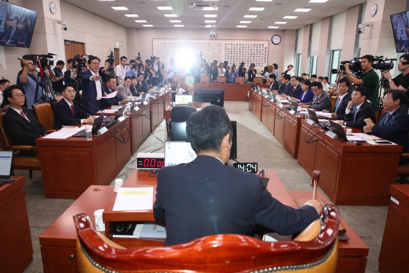 송석준 국민의힘 의원(왼쪽)이 9일 오후 서울 여의도 국회에서 열린 법제사법위원회 전체회의에서 정청래 위원장의 의사진행에 항의하고 있다.2024.7.9/뉴스1 ⓒ News1 이광호 기자 /사진=뉴스1