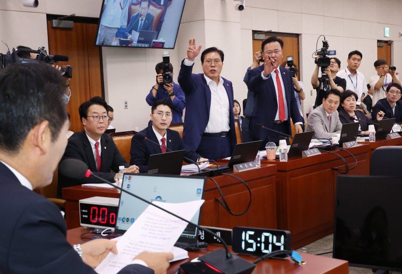 9일 국회에서 열린 법제사법위원회 전체회의에서 정청래 위원장이 '탄핵 청문회' 표결을 진행 중인 가운데 국민의힘 유상범(붉은색 넥타이), 송석준 의원이 이에 반발하고 있다. 연합뉴스