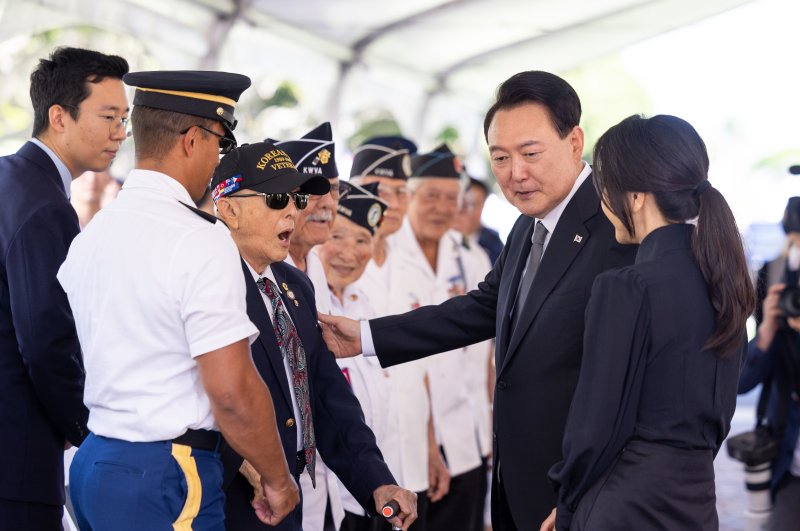 6·25 참전용사 만나 감사 전한 尹, 한미동맹·안보 되새겼다 [尹대통령, 하와이 안보순방]