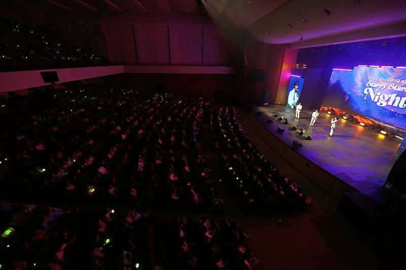 지난 6일 서울 연세대 대강당에서 열린 반도문화재단 설립 5주년 특별 콘서트 '별이 빛나는 밤에'에서 관객들이 공연을 감상하고 있다. 반도건설 제공