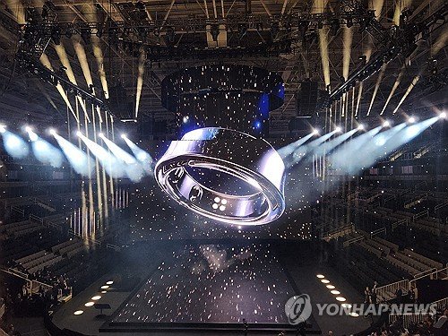 삼성전자, MWC24서 '갤럭시 링' 최초 전시 (서울=연합뉴스) 삼성전자가 26일(현지 시각) 스페인 바르셀로나에서 개막하는 모바일 월드 콩그레스 2024(Mobile World Congress 2024, MWC24)'에서 새로운 웨어러블 제품 '갤럭시 링'의 디자인을 관람객들에게 처음 선보인다고 25일 밝혔다. 사진은 삼성전자가 갤럭시 언팩 2024에서 공개한 갤럭시 링 이미지. 2024.2.25 [삼성전자 제공. 재판매 및 DB 금지] photo@yna.co.kr