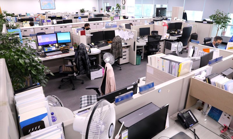 [세종=뉴시스]강종민 기자 = 2020년 3월23일 정부세종청사의 한 사무실 모습. (사진은 기사와 직접 관련 없습니다) 2020.03.23. photo@newsis.com