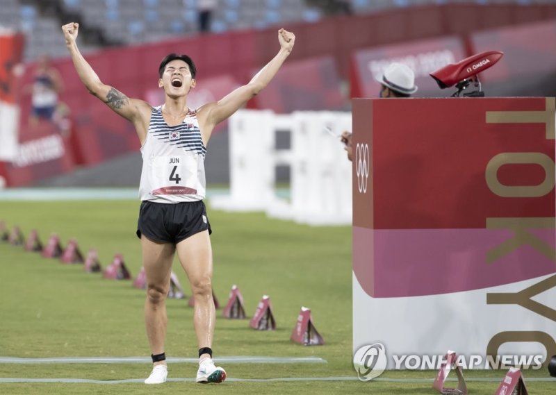 일본 도쿄스타디움에서 열린 도쿄올림픽 남자 근대5종 레이저런 경기에서 한국 전웅태가 동메달을 획득하고 있다. / 사진 = 연합뉴스