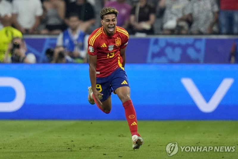라민 야말 Spain's Lamine Yamal celebrates after scoring his side's first goal during a semifinal match between Spain and France at the Euro 2024 soccer tournament in Munich, Germany, Tuesday, July 9, 2024. (AP Photo/Matthias Schrader)
