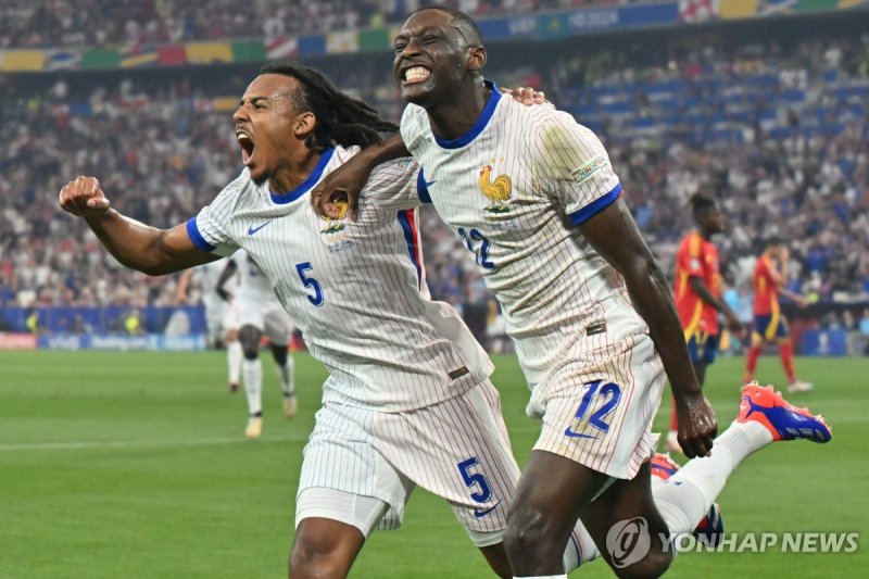 득점 후 기뻐하는 란달 콜로 무아니(오른쪽) France's forward #12 Randal Kolo Muani celebrates with France's defender #05 Jules Kounde after scoring his team's first goal during the UEFA Euro 2024 semi-final football match between Spain and France at the Munich Football Arena in Munich on July 9, 2024. (Photo by Miguel