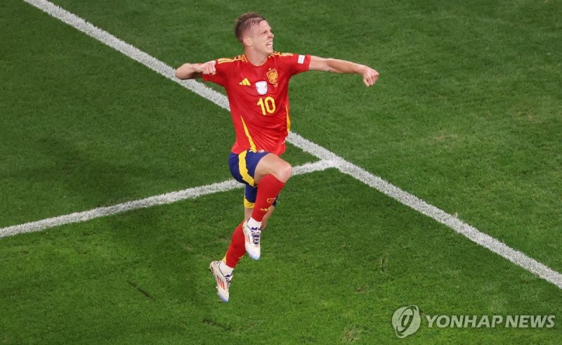 다니 올모 epa11469393 Dani Olmo of Spain celebrates after the 2-1 goal during the UEFA EURO 2024 semi-finals soccer match between Spain and France in Munich, Germany, 09 July 2024. EPA/ABEDIN TAHERKENAREH