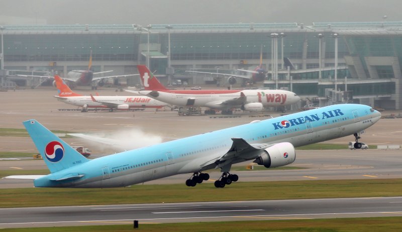 [인천공항=뉴시스] 홍효식 기자 = 올해 국적 항공사를 이용한 국내·국제선 여객이 상반기 기준 역대 최다를 기록했다. 중·단거리 노선 운항 위주 저비용항공사(LCC)들의 급격한 성장에 힘입은 것으로 분석된다. 8일 국토교통부 항공 통계에 따르면 올해 상반기 대한항공 등 국적사 10곳의 항공편을 이용한 승객은 4756만여명으로 집계됐다.사진은 8일 인천국제공항에 이륙하는 대한항공 뒤로 LCC 여객기가 주기되어 있다. 2024.07.08. yesphoto@newsis.com