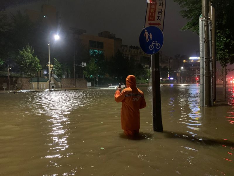 10일 새벽 기록적 폭우로 전북 군산 한 지역이 물에 잠김 모습. 전북소방 제공