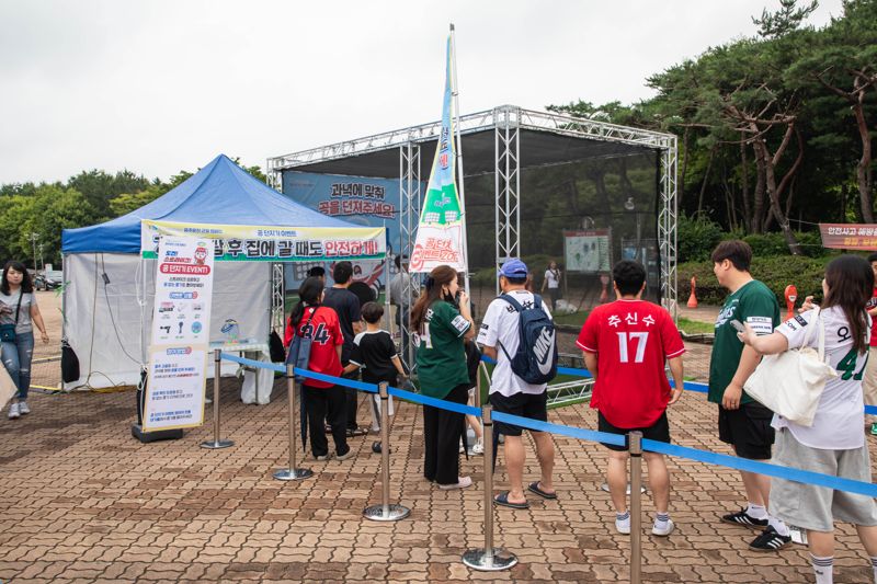 지난 9일 인천 미추홀구의 인천SSG랜더스필드에서 열린 '음주운전 근절 캠페인'에서 야구팬들이 음주운전 근절 체험 부스에 참여하기 위해 줄을 서고 있다. 한국교통안전공단 제공