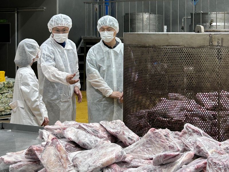 SK스토아는 고객이 여름철에도 식품을 안심하고 구매할 수 있도록 관련 고객사(협력사)를 찾아 위생 및 안전 점검을 실시했다고 10일 밝혔다. SK스토아 제공