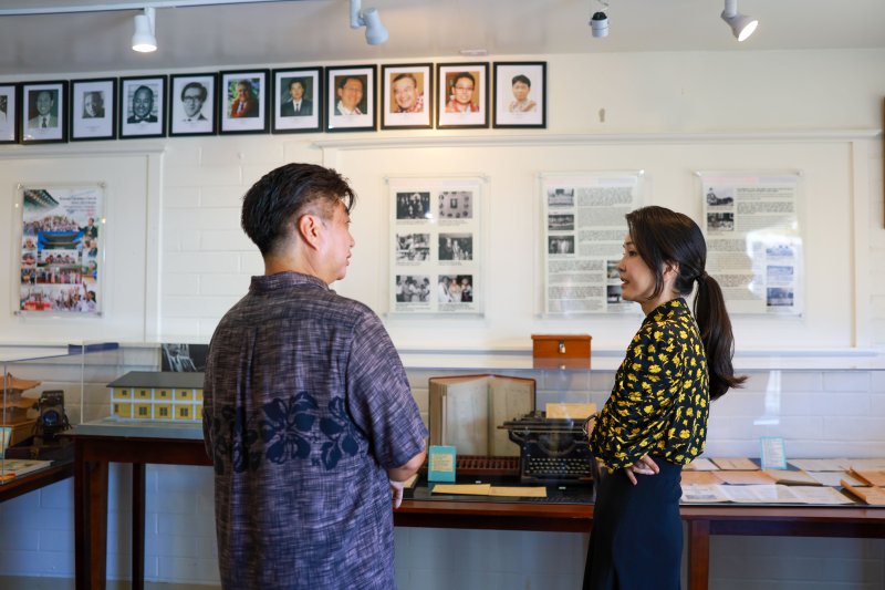 윤석열 대통령과 함께 하와이를 방문한 김건희 여사가 9일(현지시간) 하와이 호놀룰루의 한인기독교회를 방문, 전시관인 독립기념관과 교회 예배당 내부 등을 살펴보고 있다. 사진=연합뉴