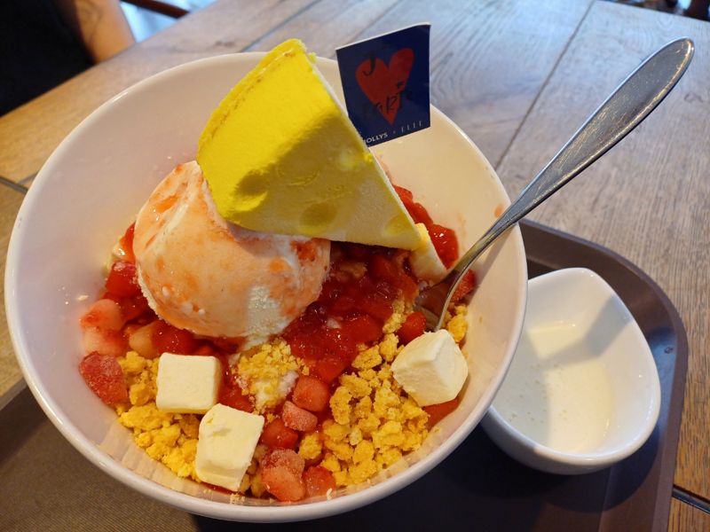 [이맛어때]프랑스 느낌 가득 할리스 '봉주르 딸기 치즈 빙수'