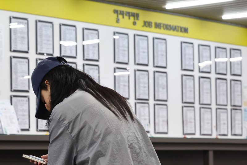 역동성 잃어가는 청년일자리…취업자 줄고 실업자 늘고