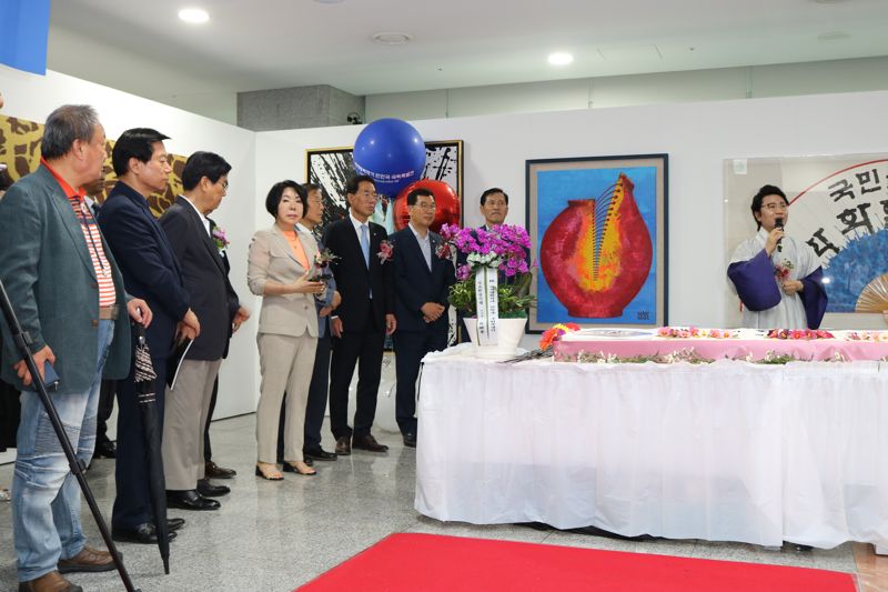 한한국 세계평화작가, 국회서 '세계 최대' 13m 대작 전시