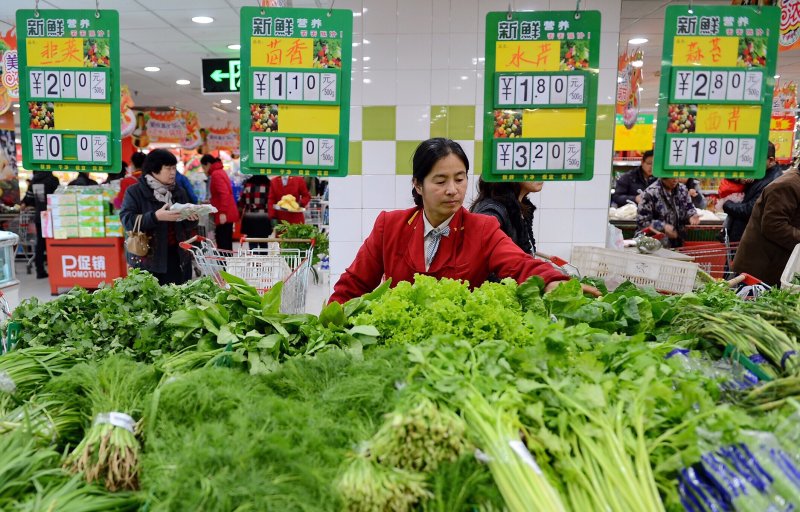 10일 중국 국가통계국은 6월 소비자물가지수(CPI)가 전년 동월 대비 0.2% 상승했다고 밝혔다. 중국 허베이성 창저우의 한 마트에서 직원이 야채들을 정리하는 모습. 신화통신 뉴시스