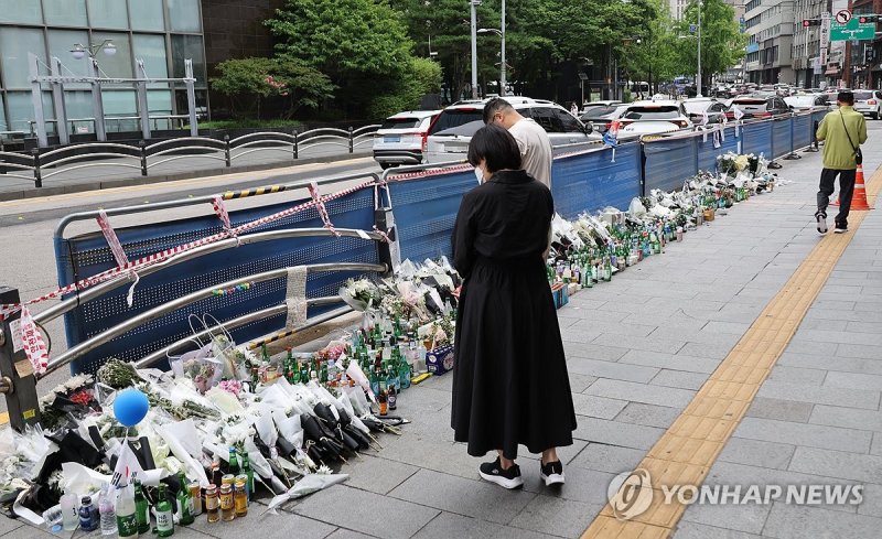 시청역 역주행 사고 추모 역주행 사고 추모 (서울=연합뉴스) 한상균 기자 = 7일 시청역 인근 역주행 사고 현장에 추모 꽃 등이 놓여 있다. 2024.7.7 xyz@yna.co.kr (끝)