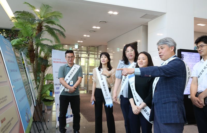 한국지역정보개발원은 10일 정보보호의 날을 맞아 개발원 청사 로비에서 '정보보호 캠페인'을 진행했다. 개발원 김석진 부원장이 직원들에게 정보보호 수칙을 안내하고 있다. 개발원 제공