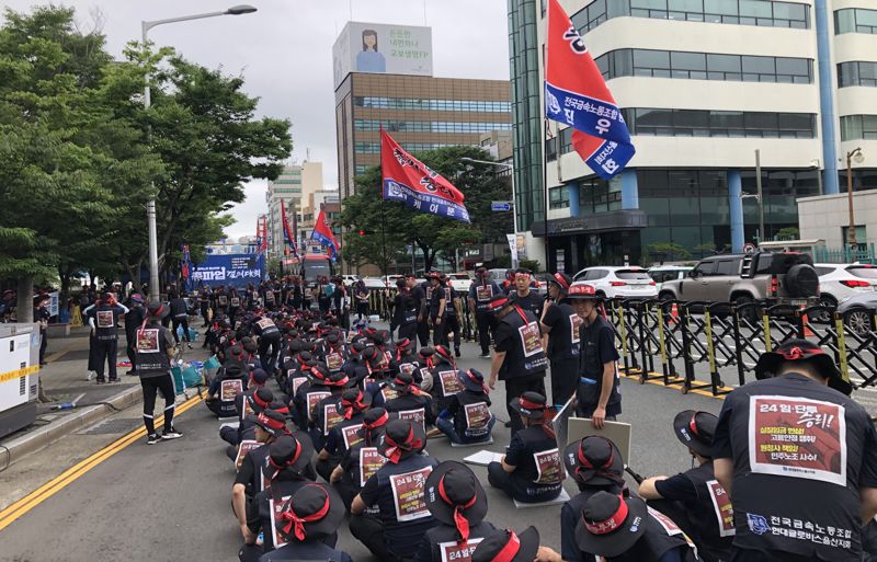 금속노조가 10일 총파업에 돌입한 가운데 자동차 부품업체 소속된 울산지역 조합원이 울산시청 앞 집회를 위해 집결 중이다.<div id='ad_body2' class='ad_center'></div> /사진=파이낸셜뉴스 사진DB