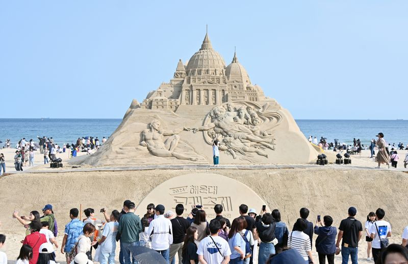 지난 5월 24~27일 해운대해수욕장을 화려하게 수놓은 ‘2024 해운대 모래축제’에 101만여명이 다녀간 것으로 집계됐다. 모래축제 현장. 해운대구 제공