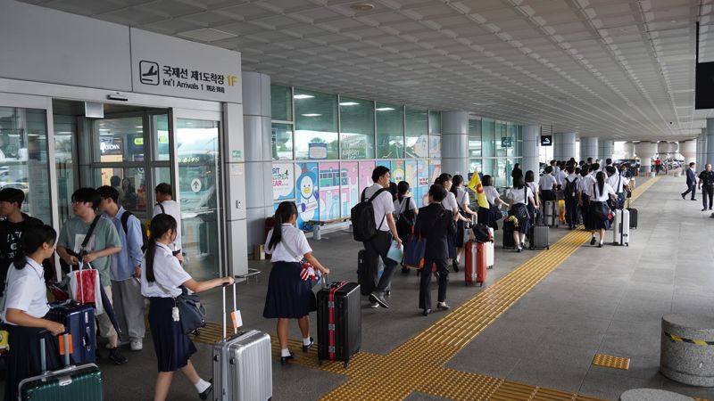 한국 수학여행 일정을 시작하는 지벤학원 학생들. 한국관광공사 제공