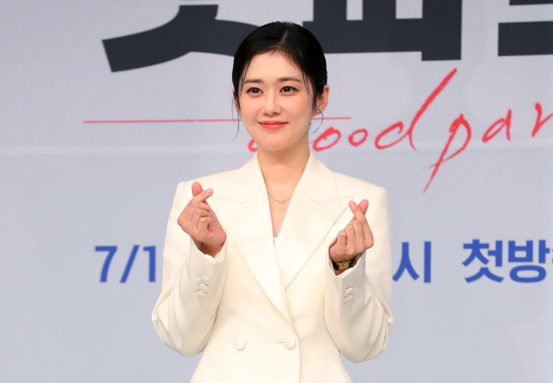 [서울=뉴시스] 김혜진 기자 = 배우 장나라가 10일 오후 서울 양천구 SBS에서 열린 SBS 새 금토드라마 '굿파트너'(극본 최유나, 연출 김가람) 제작발표회에서 포즈를 취하고 있다. 2024.07.10. jini@newsis.com