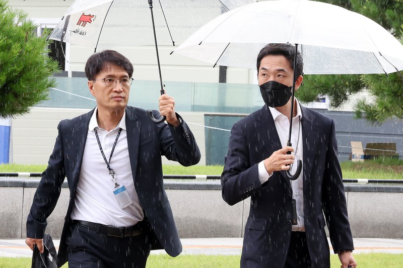 경찰이 10일 오후 서울 종로구 서울대병원에서 서울 시청역 역주행 사고 운전자를 상대로 두 번째 정식 피의자 조사를 위해 병원으로 향하고 있다. 뉴스1