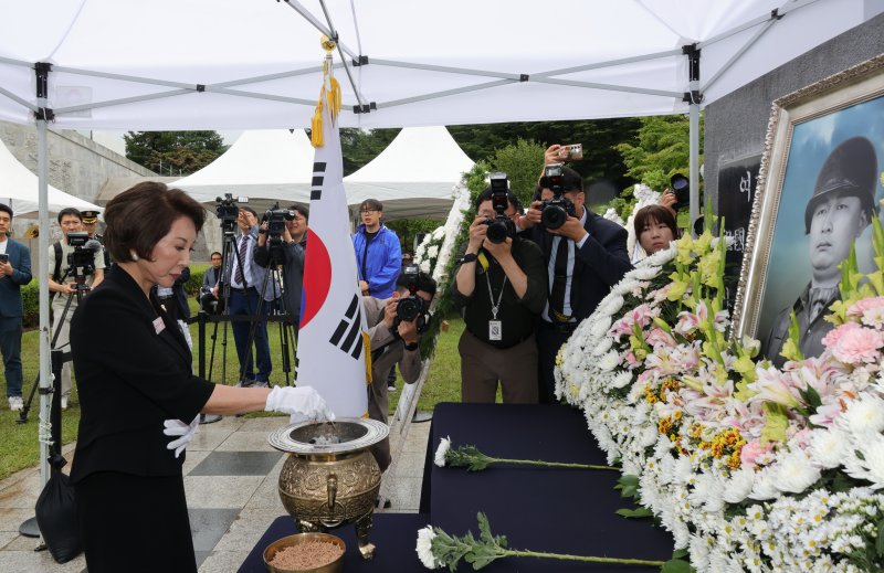 고(故) 백선엽 장군의 장녀 백남희 여사가 10일 오후 경북 칠곡군 다부동 전적기념관에서 열린 백선엽 장군 4주기 추모식에서 헌화하고 있다. 사진=연합뉴스