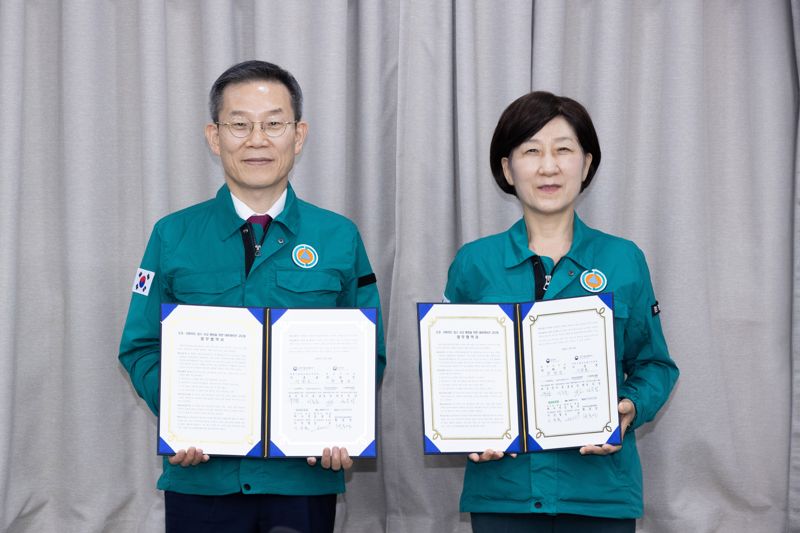 이종호 과학기술정보통신부 장관(사진 왼쪽)과 한화진 환경부 장관이 10일 오후 서울 서초구 한강홍수통제소에서 열린 '내비게이션 고도화 업무협약식' 에서 기념촬영 하고 있다. 과학기술정보통신부 제공