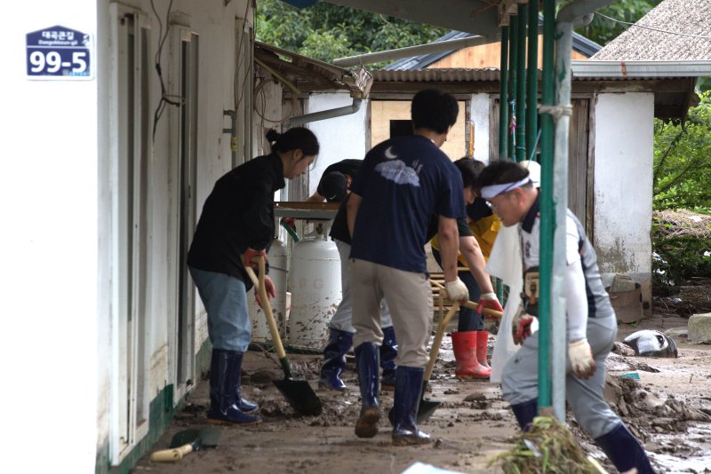 지난 10일 경북 안동시 임동면 대곡리 마을에서 안동시 공무원들과 자원봉사자들이 수해 복구를 돕고 있다. 뉴스1