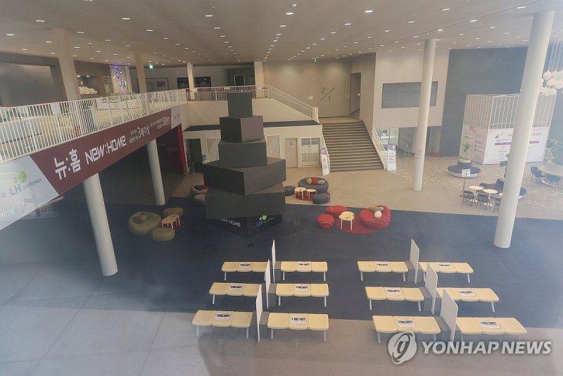 폐지되는 아파트 사전청약 도입 34개월만에 폐지되는 아파트 사전청약 (서울=연합뉴스) 신현우 기자 = 민간에 이어 공공분양 아파트 사전청약 제도가 폐지된다. 문재인 정부가 집값 급등기 수요를 분산시키기 위해 2021년 7월 이 제도를 부활시킨 지 2년 10개월 만이다. 사전청약을 받을 때 약속했던 본청약 시기가 길게는 3년 이상 대거 뒤로 밀리며 '희망고문'을 한다는 지적이 이어지자 국토교통부는 사전청약 제도를 더이상 시행하지 않기로 했다고 14일 밝혔다. 사진은 이날 서울 송파구 뉴:홈 위례 홍보관. 2024.5.14 nowweg