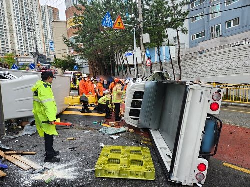 10일 부산경찰청에 따르면 이날 오전 11시 50분께 부산시 북구 만덕동 만덕중학교 인근 도로에서 운전자 A씨(70대)가 몰던 화물차량이 주차된 다른 화물차량과 부딪혀 넘어졌다. 부산경찰청 제공