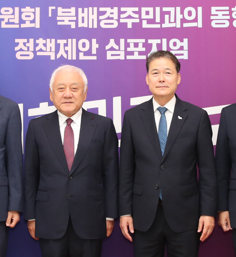 김한길 국민통합위원장과 김영호 통일부 장관이 10일 통합위 산하 북배경주민과의 동행 특별위원회 주최로 서울 강서구 통일부 남북통합문화센터에서 열린 정책 심포지엄에 참석했다. /사진=국민통합위원회