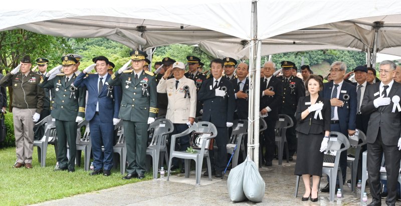 10일 경북 칠곡군 다부동 전적기념관에서 열린 고(故) 백선엽 장군 4주기 추모식에서 참석자들이 국민의례를 하고 있다.<div id='ad_body3' class='mbad_bottom' ></div> 사진=육군 제공