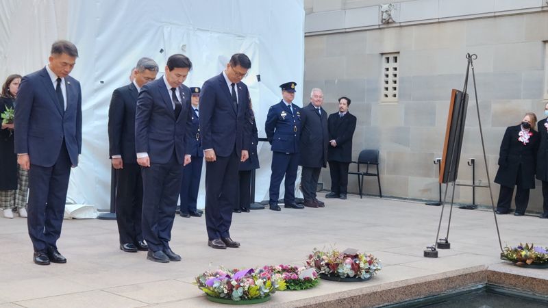 김선호 국방부차관이 10일 오후(현지시간), 호주 캔버라 전쟁기념관에서 매일 진행되고 있는 전사자 추모행사(LAST POST CEREMONY)에 참석, 헌화하며 호주 전사자들을 추모했다. 사진은 참전비 헌화 및 참배하는 모습. 사진=국방부 제공